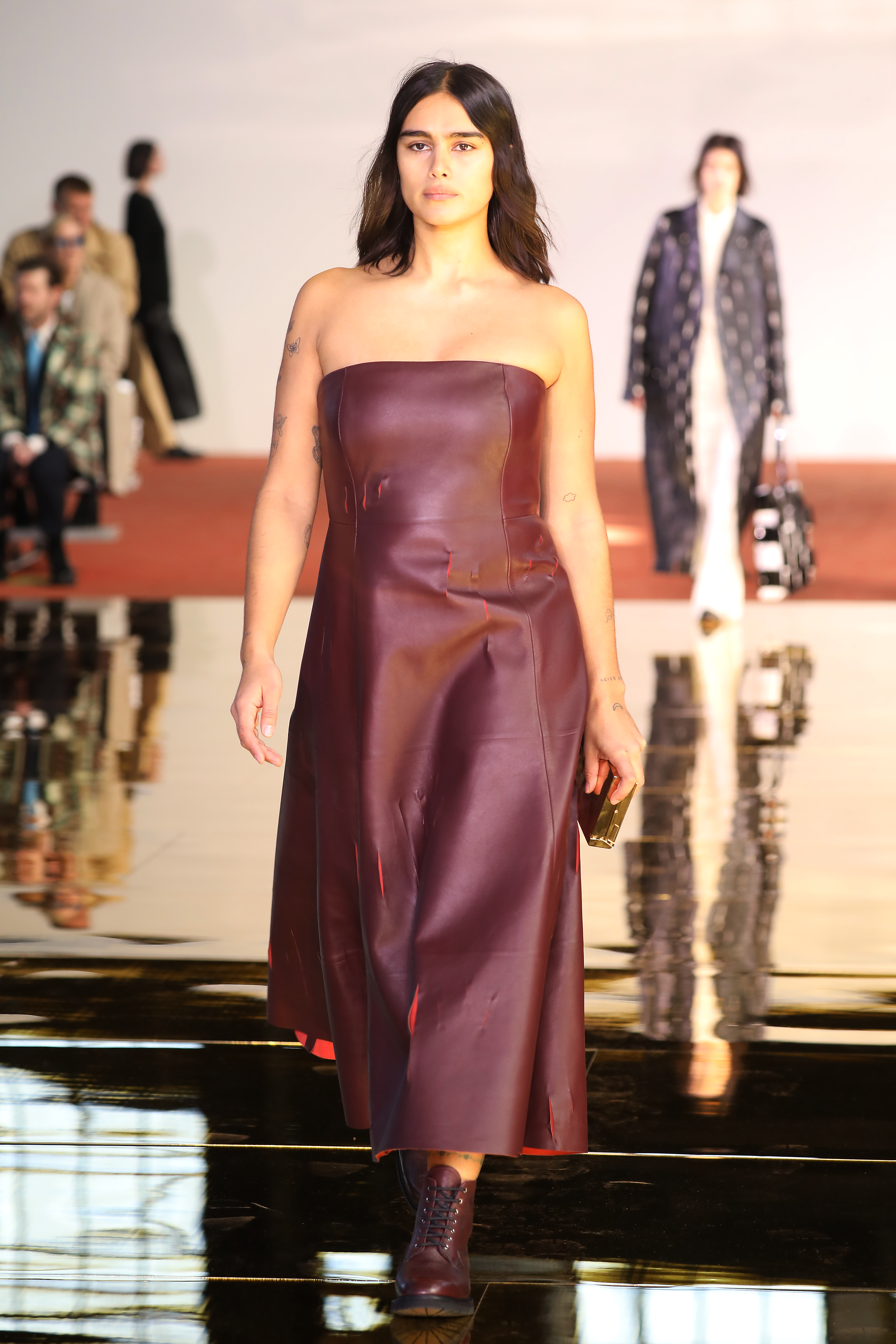 Desfile da Gabriela Hearst na semana de moda de Nova York em fevereiro de 2023. Modelo usando vestido longo de couro, sem alças e na cor Viva Magenta
