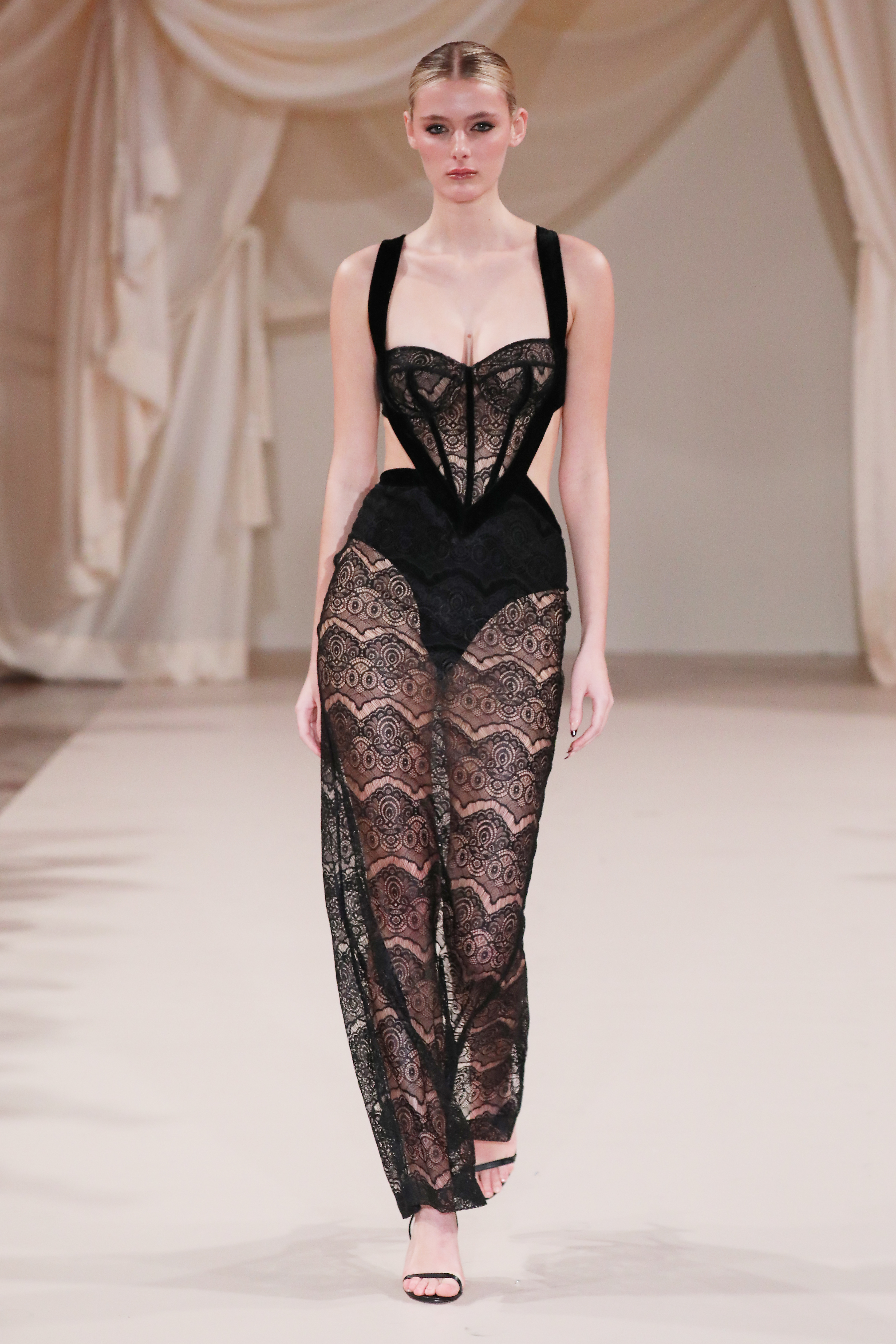 Desfile da Patbo na semana de moda de Nova York em fevereiro de 2023. Modelo usando look preto com renda e transparência
