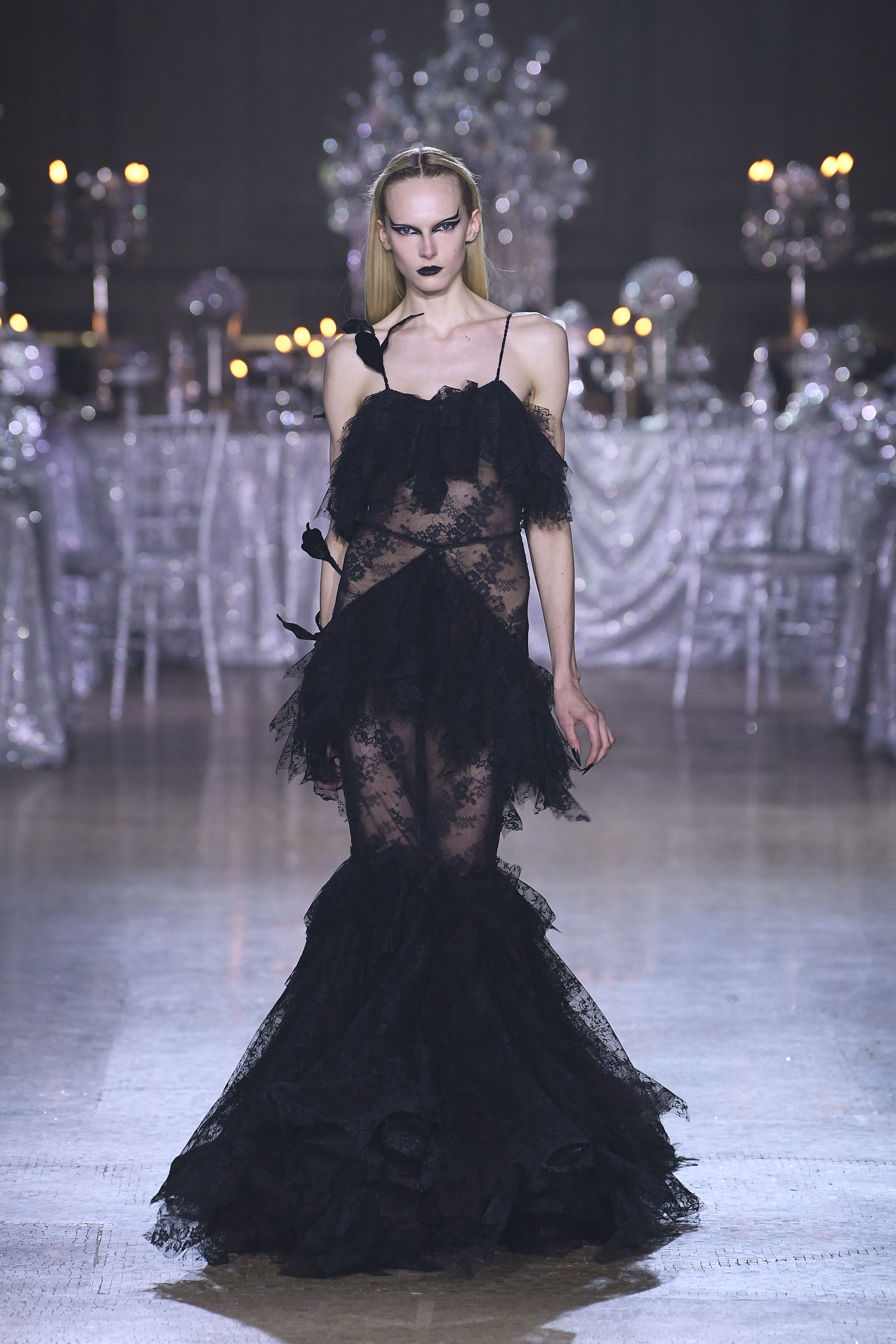 Desfile de outono-inverno 2023 da Rodarte na semana de moda de Nova York. Modelo usando vestido preto de renda com transparência