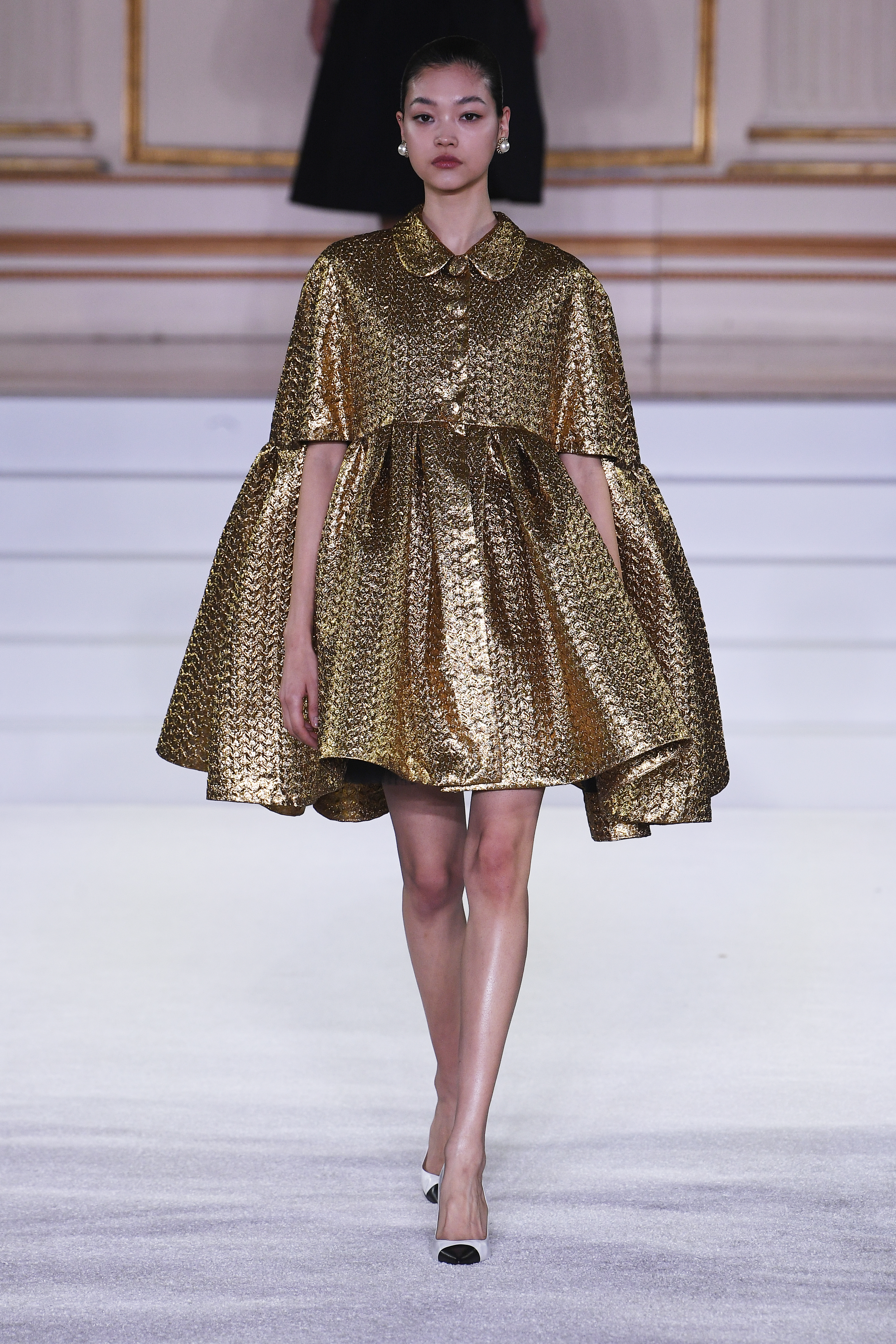 Desfile de outono-inverno 2023 da Carolina Herrera na semana de moda de Nova York. Modelo usando vestido volumoso metalizado em dourado