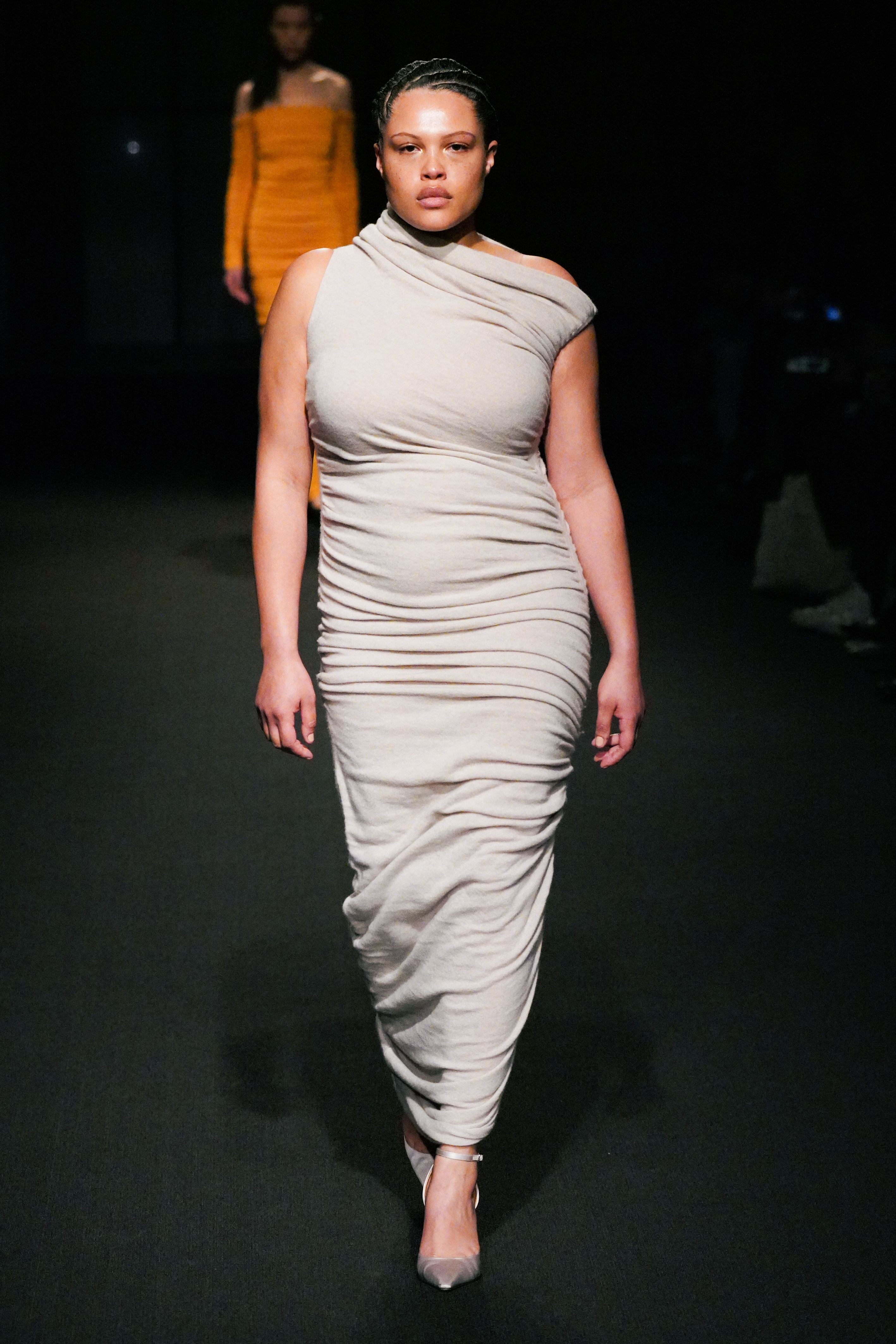 Desfile de outono-inverno 2023 da Altuzarra na semana de moda de Nova York. Modelo usando vestido drapeado off white longo