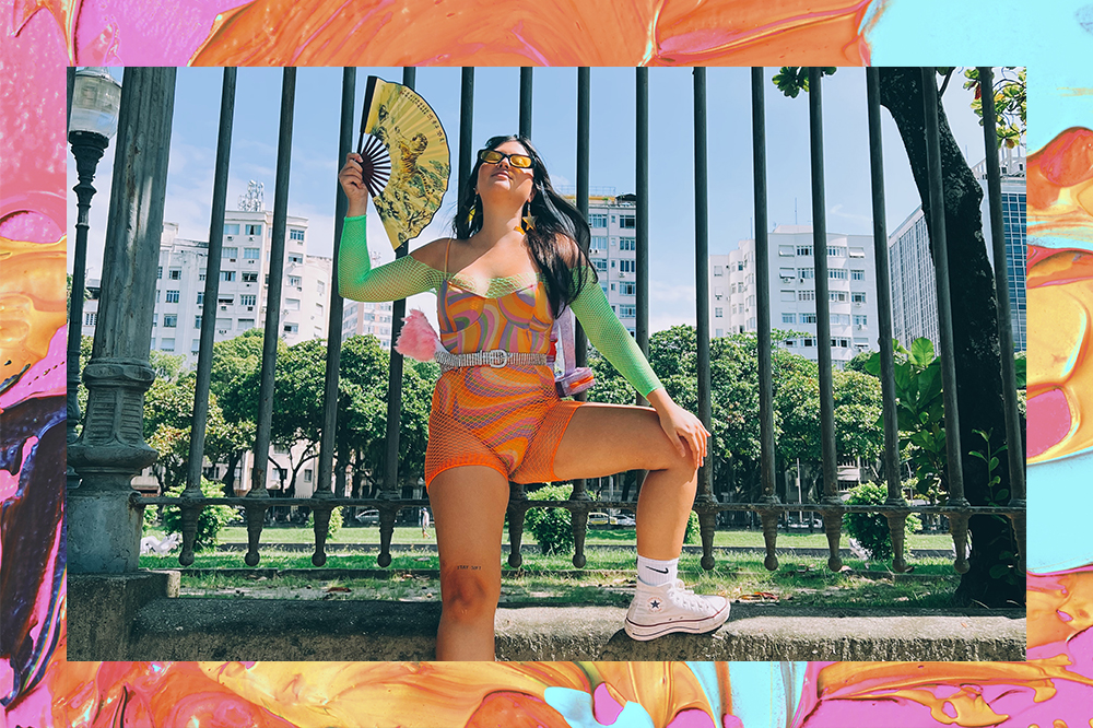 Look inspiração de Carnaval da Flávia Akemi. Montagem em fundo laranja, rosa, amarelo e azul