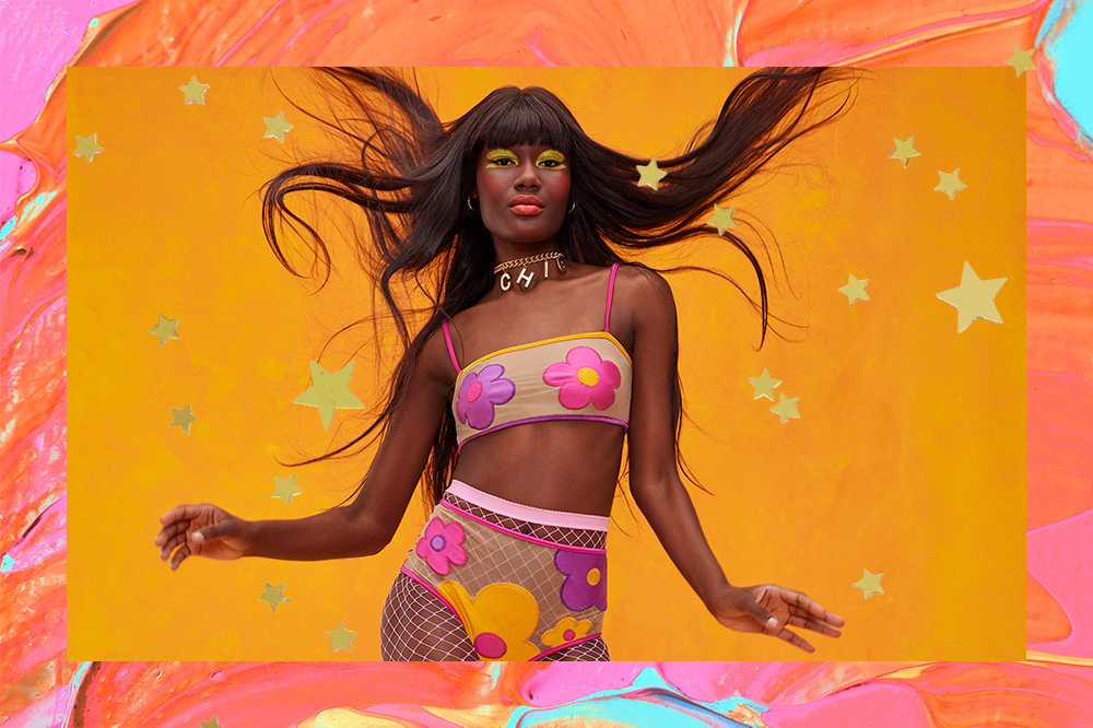 Montagem em fundo laranja, azul e rosa com foto de garota usando conjunto de top e hot pants floral de Carnaval