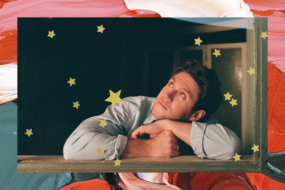 Montagem em fundo vermelho e verde com estrelinhas douradas com foto da capa do novo álbum de Niall Horan, em que ele está em uma janela apoiado com os cotovelos e olhando para cima