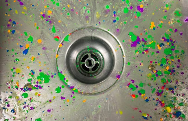 Como tirar o glitter do corpo sem causar tantos danos ao meio ambiente? Ralo do banheiro com tinta colorida ao redor