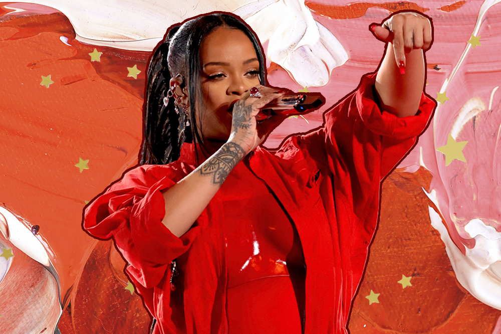 Rihanna no show de intervalo no Super Bowl LVII. Montagem tem fundo vermelho e rosa com estrelinhas douradas