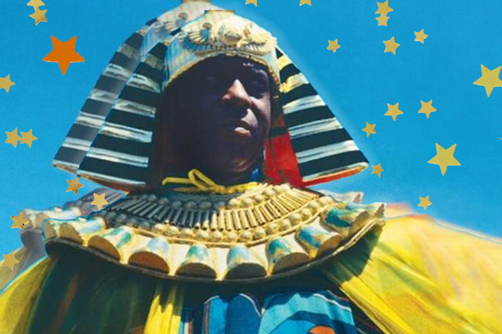 Foto de Sun Ra, o pai do Afrofuturismo. Ele é um homem negro e está vestido de faró