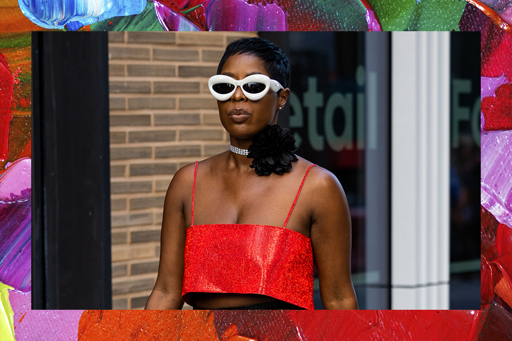 Look com choker de flor no street style da semana de moda de Nova York em setembro de 2022. Montagem em fundo colorido