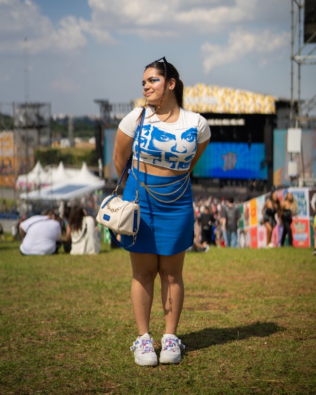 Look: óculos espelhado e saia xadrez