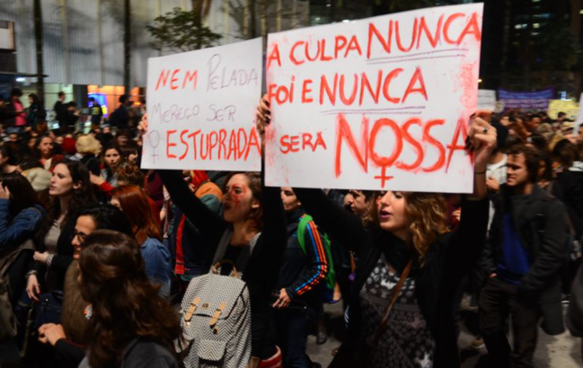 Meninas segurando cartazes em ato contra cultura do estupro em São Paulo