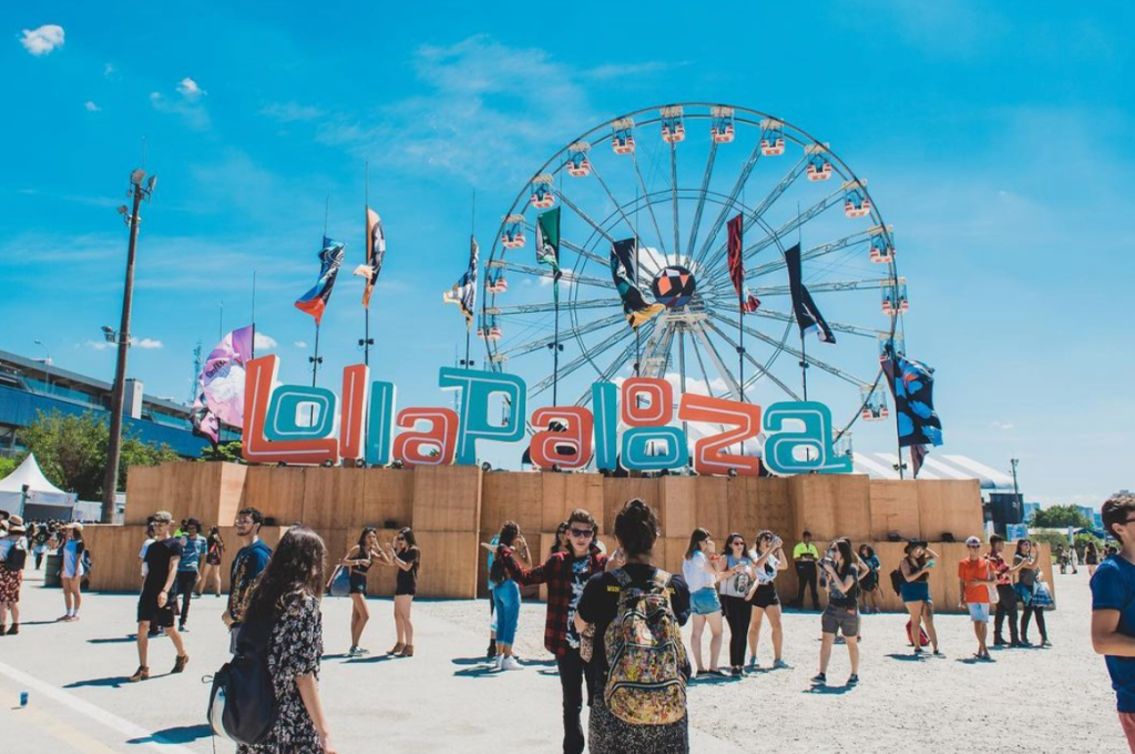 Roda gigante e pessoas curtindo festival de música