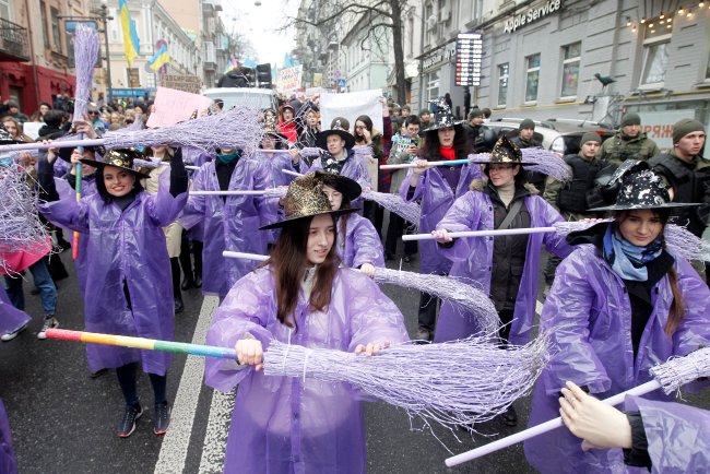 Mulheres vestidas de bruxa durante celebração do Dia Internacional das Mulheres, na Ucrânia, em 2020