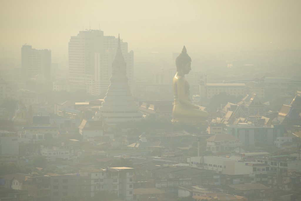 Quase impossível enxergar o Buda dourado no Wat Paknam, um dos pontos turísticos de Bangkok, por causa da poluição