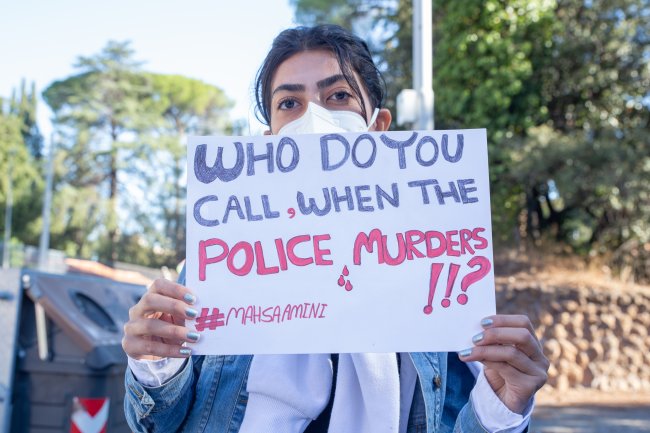 "Quem você chama quando os assassinos são a própria polícia?", diz cartaz de estudante iraniana durante protesto em Roma, na Itália