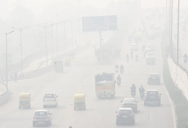 Neblina decorrente da poluição atmosféria em Nova Délhi, capital da Índia Neblina decorrente da poluição atmosféria em Nova Délhi, capital da Índia