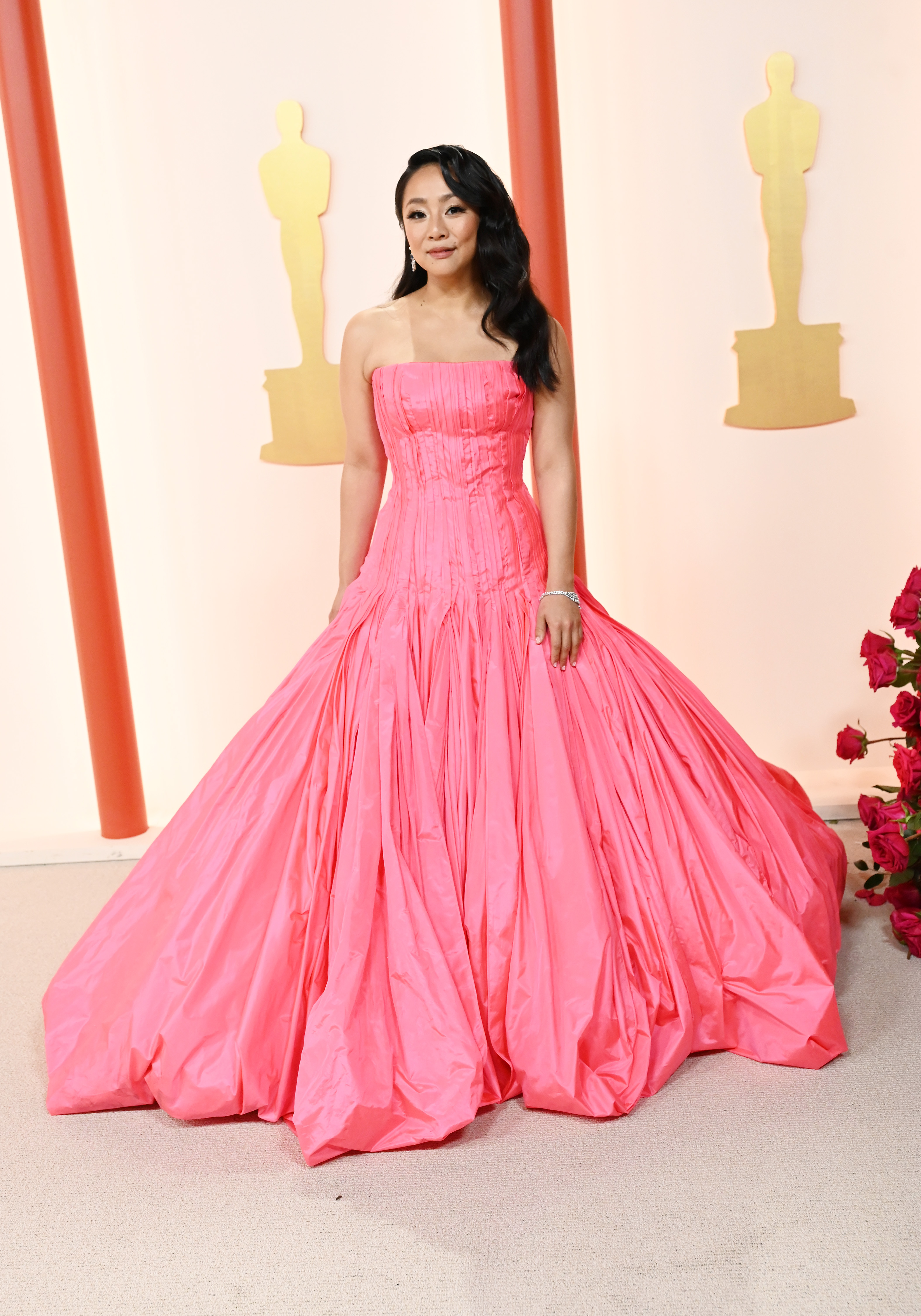 Stephanie Hsu no tapete vermelho do Oscar 2023