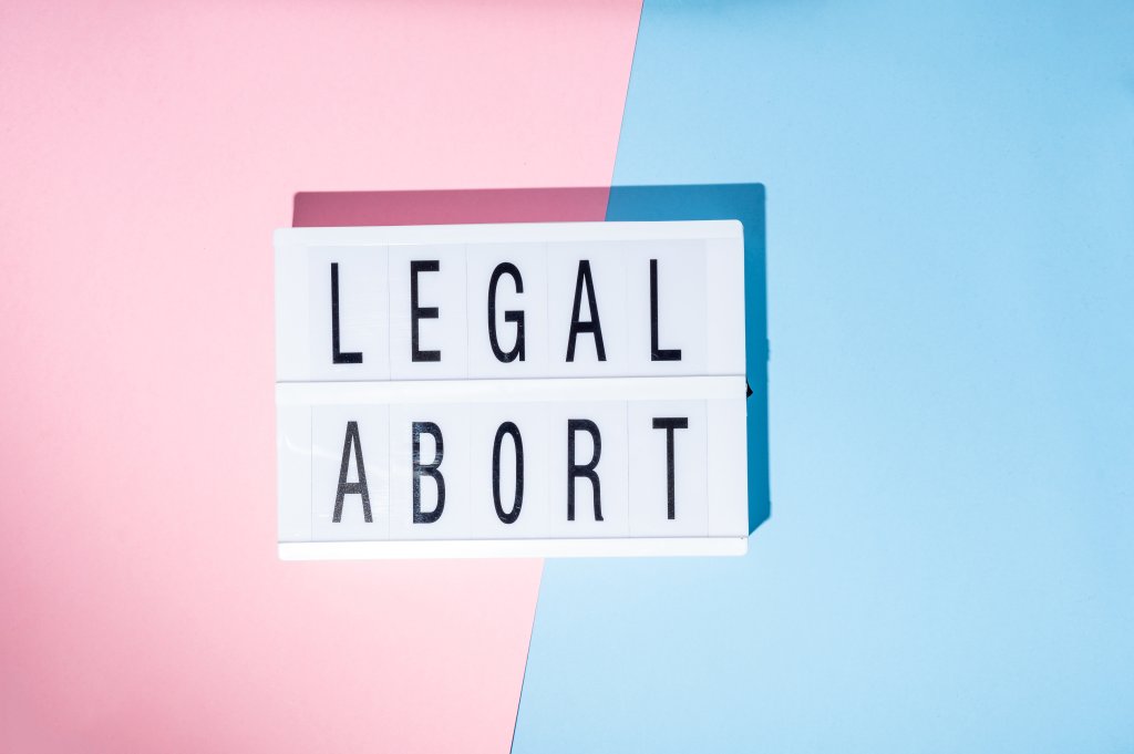 Placa iluminada com os dizeres aborto legal