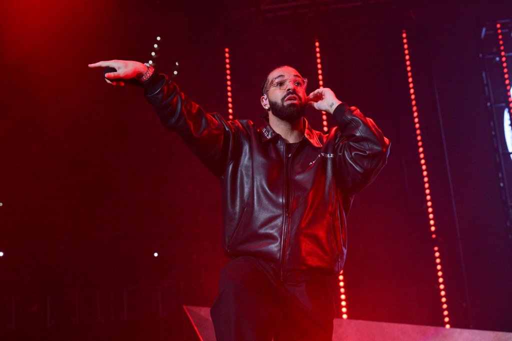 Drake em um palco iluminado por luzes vermelhas
