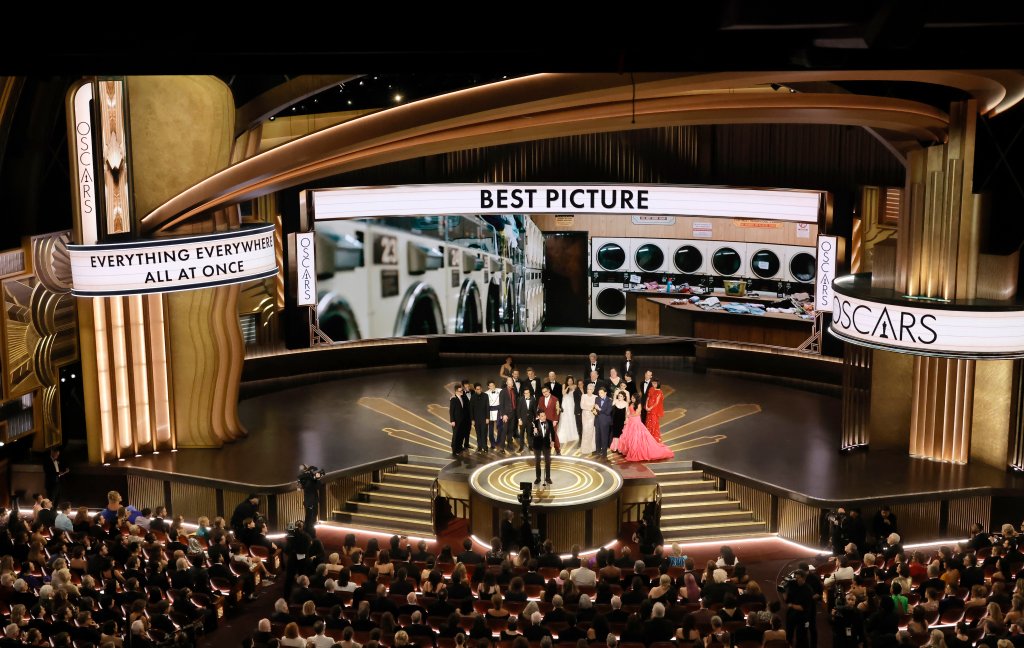 Tudo em Todo Lugar Ao Mesmo Tempo leva prêmio de Melhor Filme no Oscar 2023; elenco no palco agradecendo pelo prêmio