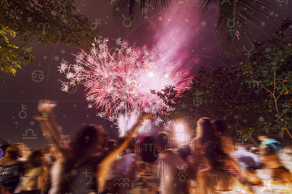 Pessoas festejando o ano novo com fogos de artifício atrás delas