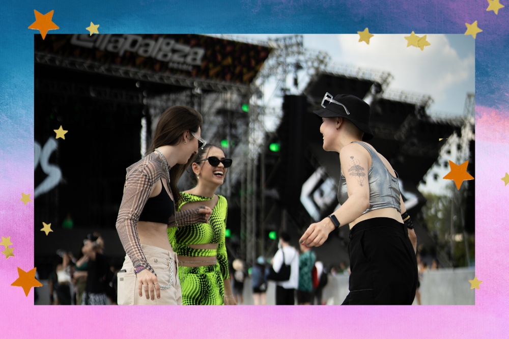 Montagem com o fundo colorido e detalhe de estrelas nas bordas com a foto de três meninas no centro em frente ao palco do Lollapalooza 2023.