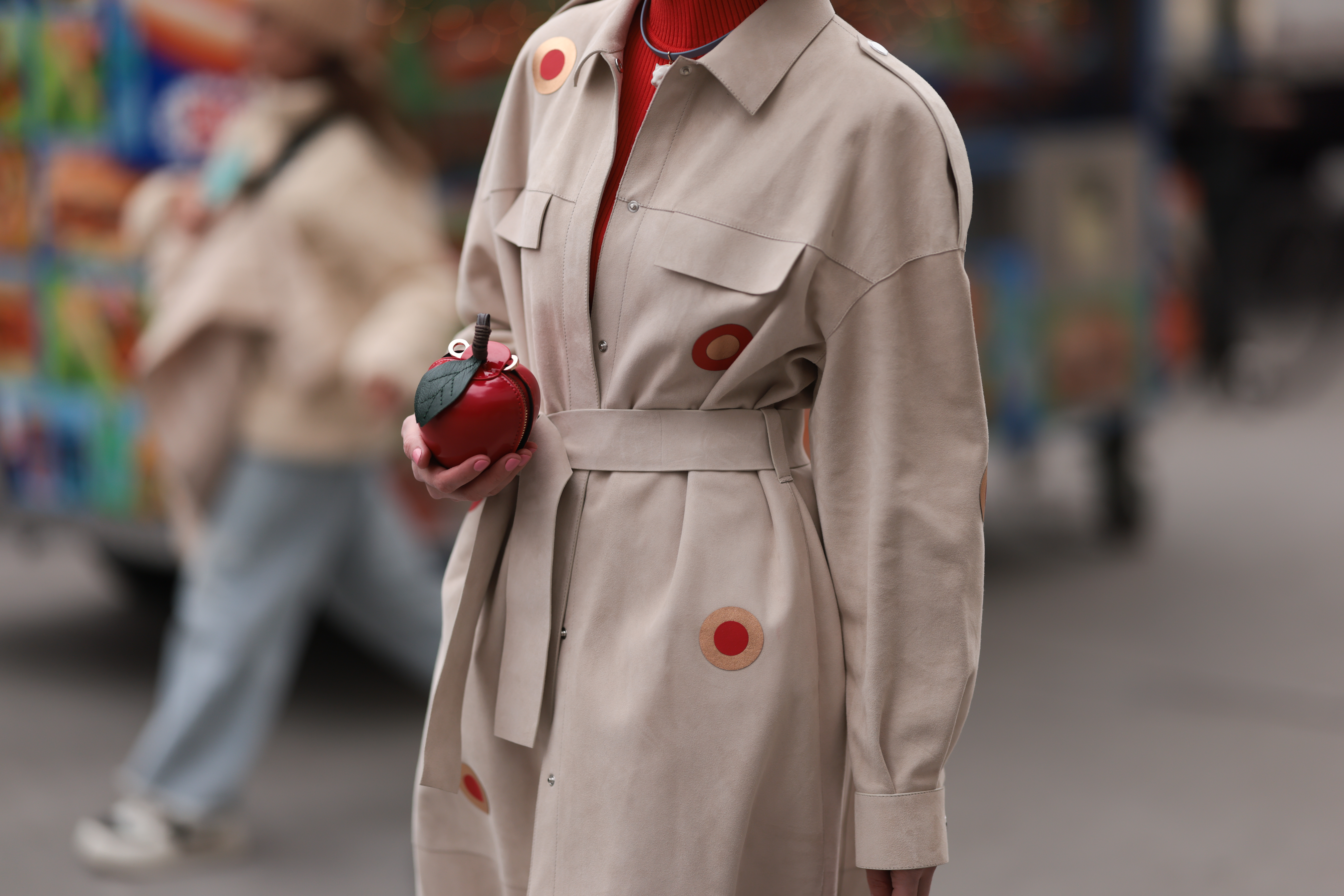 Marina Ingvarsson usando bolsa de maçã vermelha do lado de fora do desfile da Jason Wu na semana de moda de Nova York