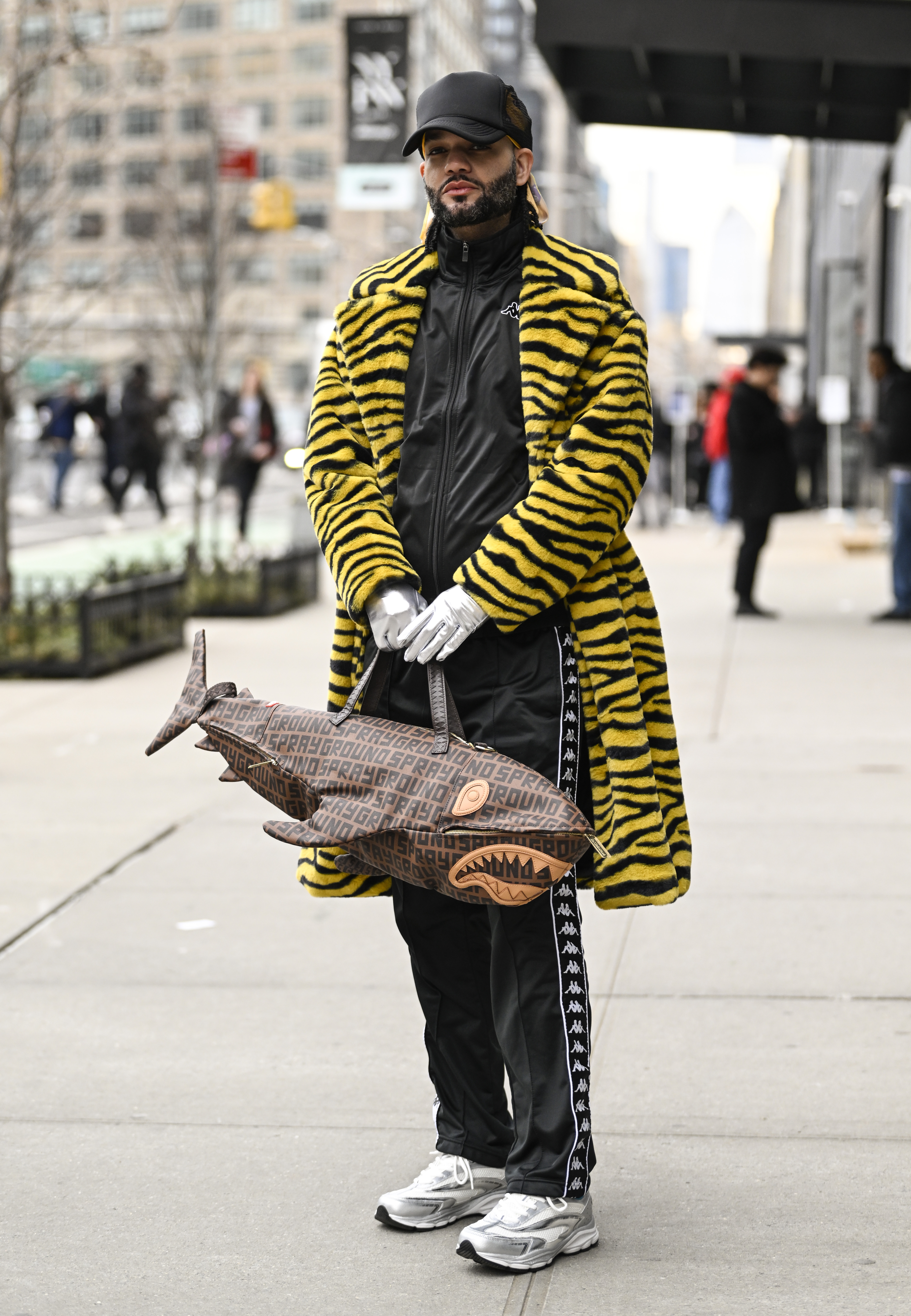 Jason Christopher Peters usando bolsa em formato de tubarão na semana de moda de Nova York