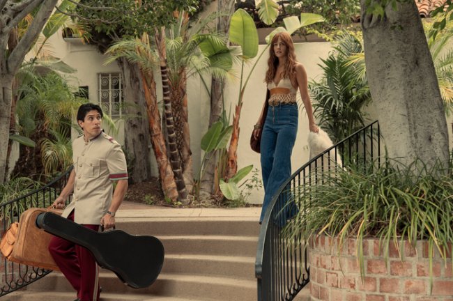 calca-jeans-flare-look-daisy-jones-and-the-six Foto de uma cena da série Daisy Jones and The Six com a personagem Daisy em cena.