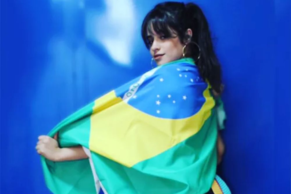 Camila Cabello posando com bandeira do Brasil