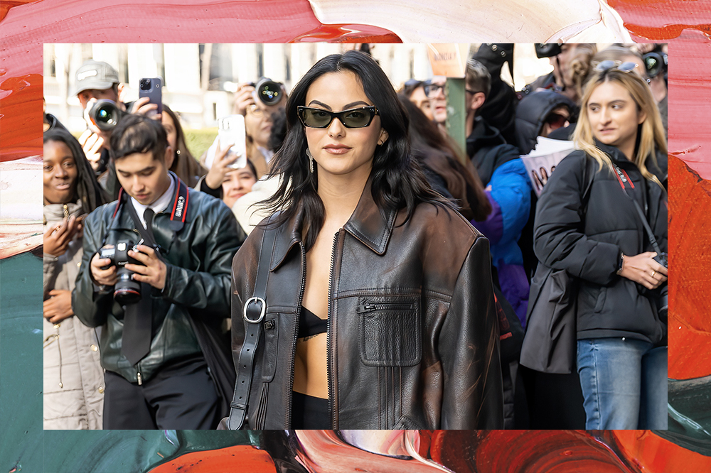 Camila Mendes na semana de moda de Nova York em fevereiro de 2023. Montagem em fundo vermelho e verde