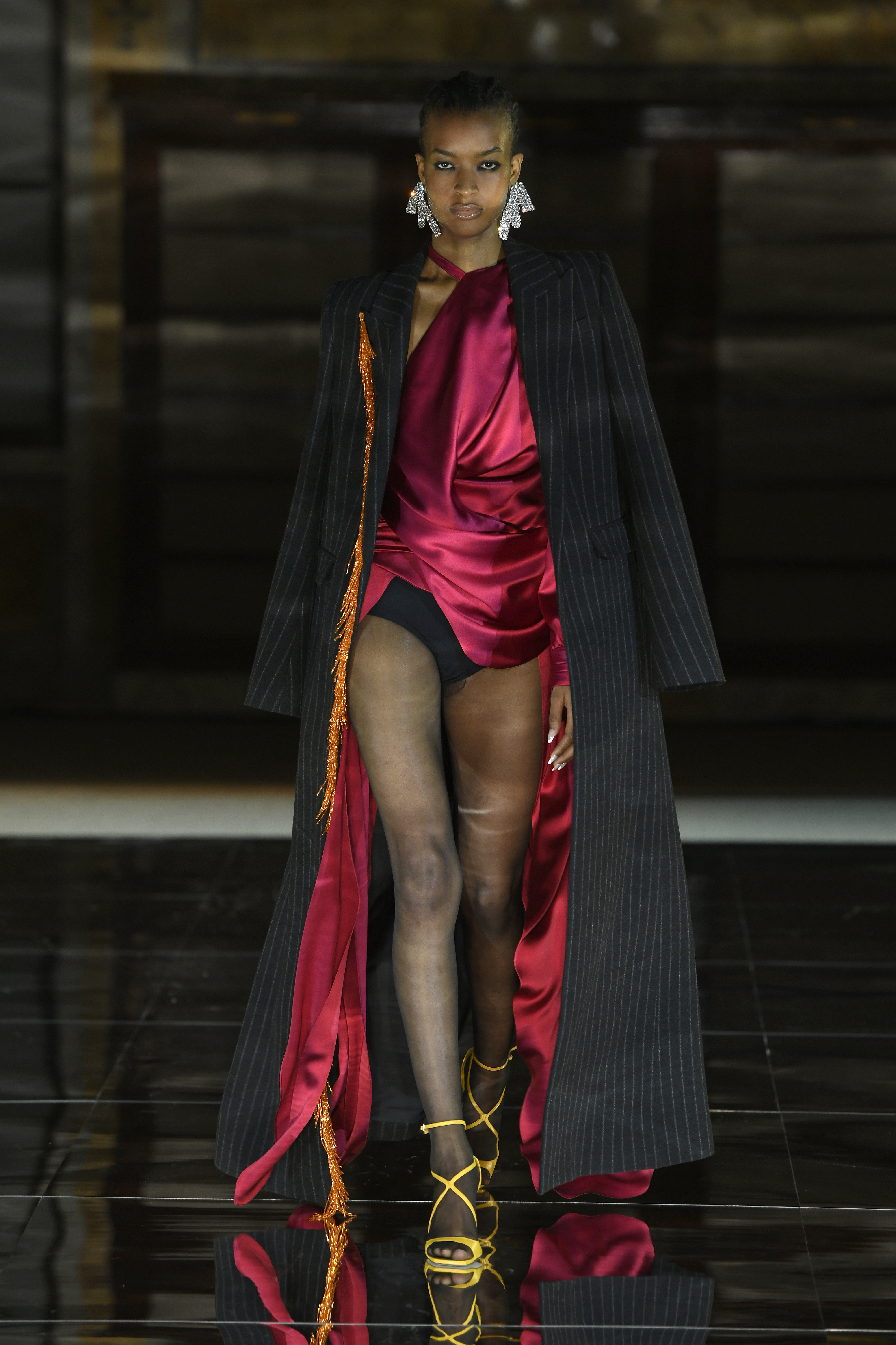 Desfile da Prabal Gurung na semana de moda de Nova York em fevereiro de 2023. Modelo usando look preto e vermelho com meia-calça