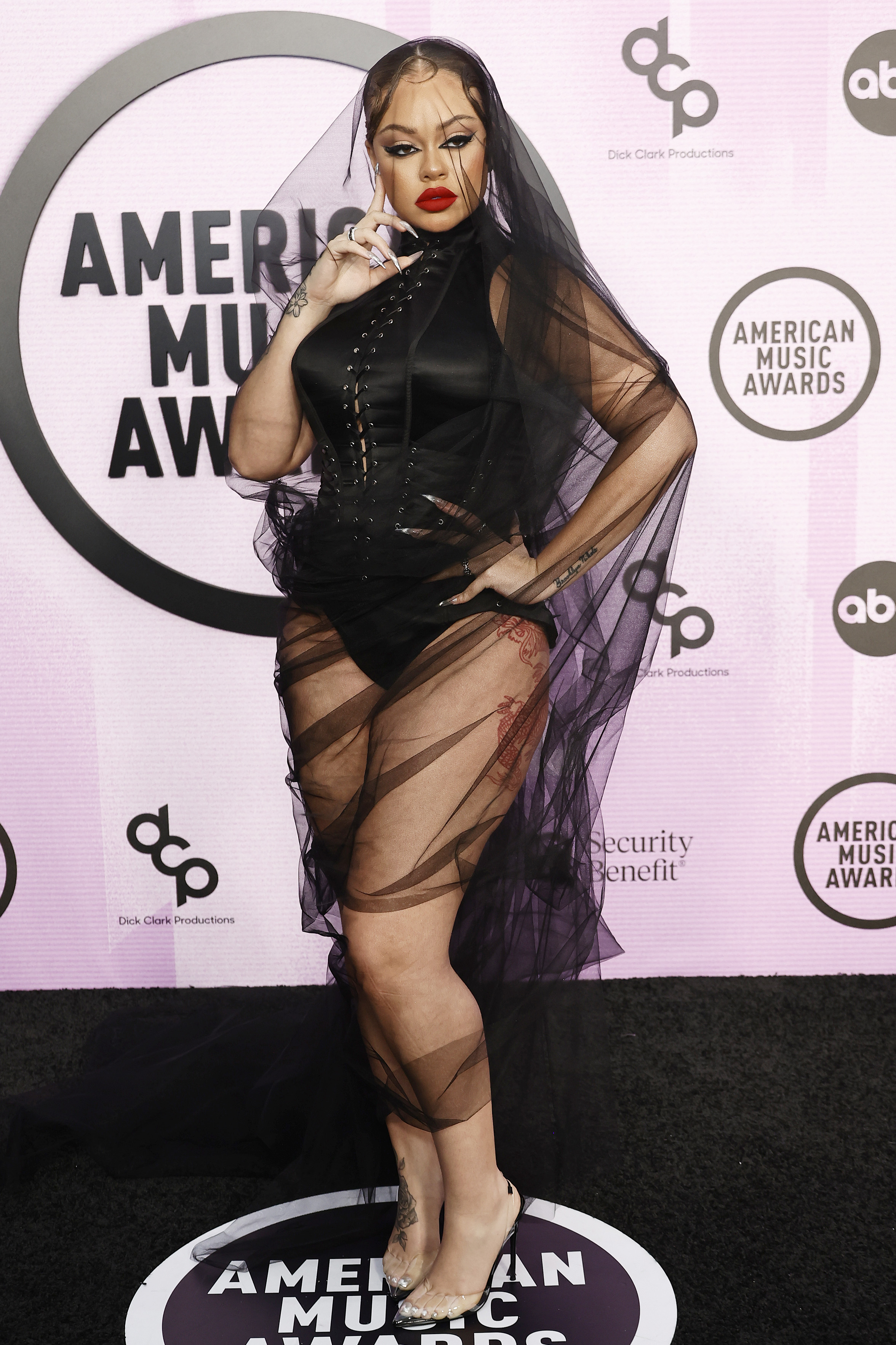Latto no American Music Awards de 2022 usando body preto com tule transparente por cima