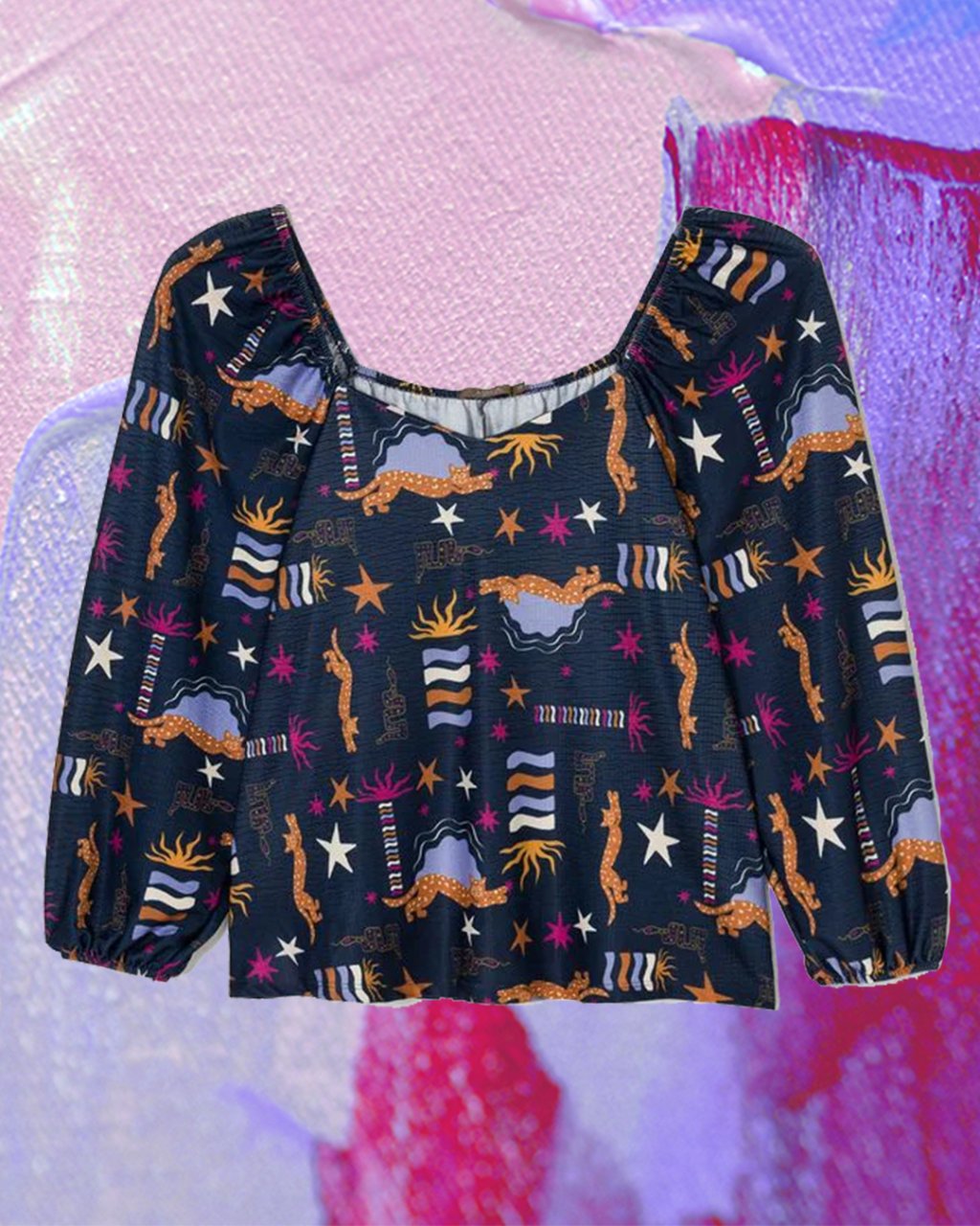 Montagem em fundo lilás e roxo com blusa estampada de mangas bufantes