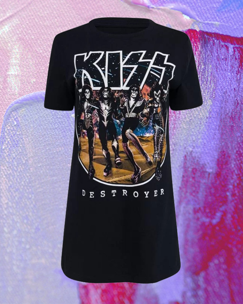 Camiseta preta do Kiss. Montagem em fundo lilás, rosa e roxo