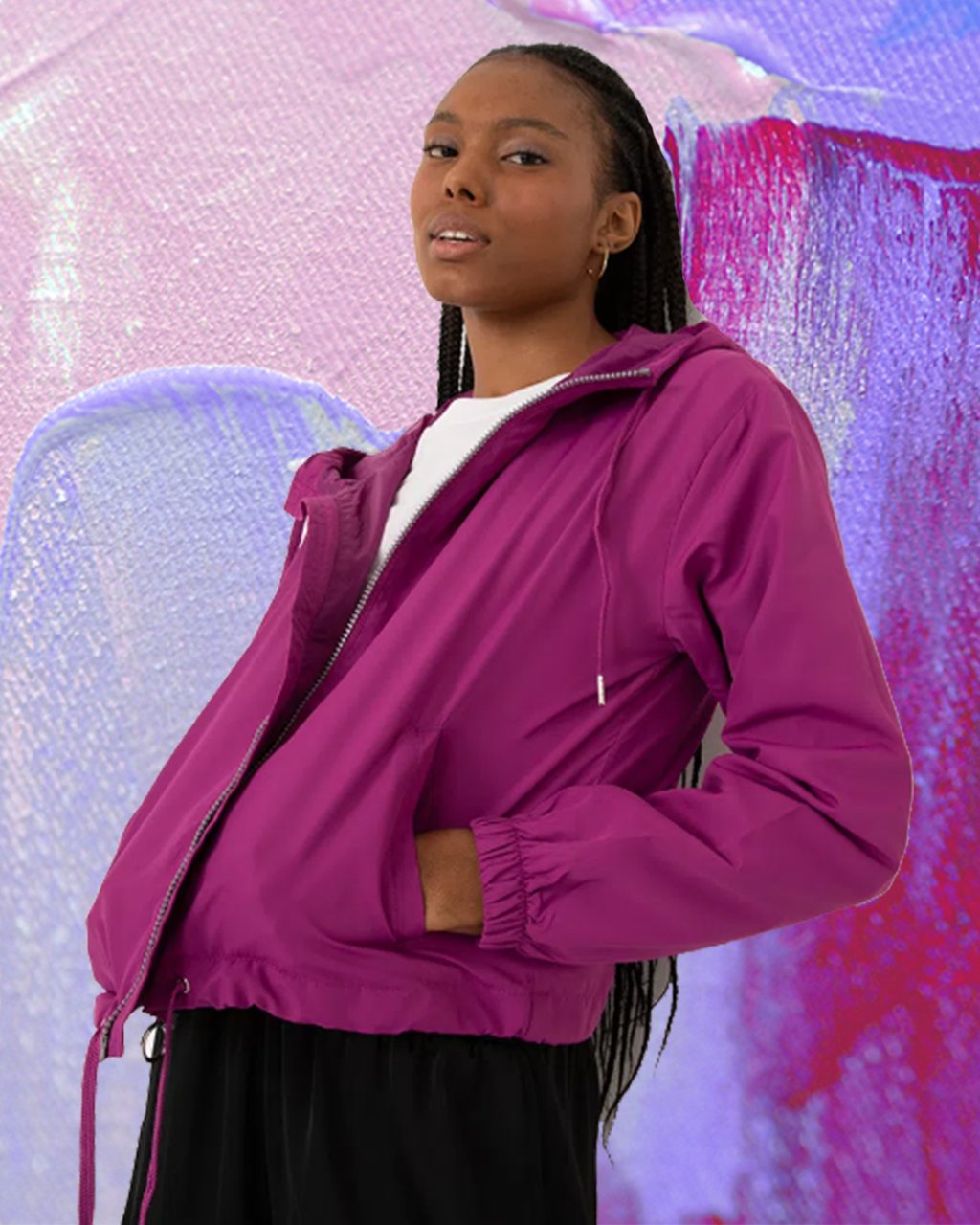 Montagem com fundo lilás e roxo com foto de modelo usando jaqueta corta-vento roxa