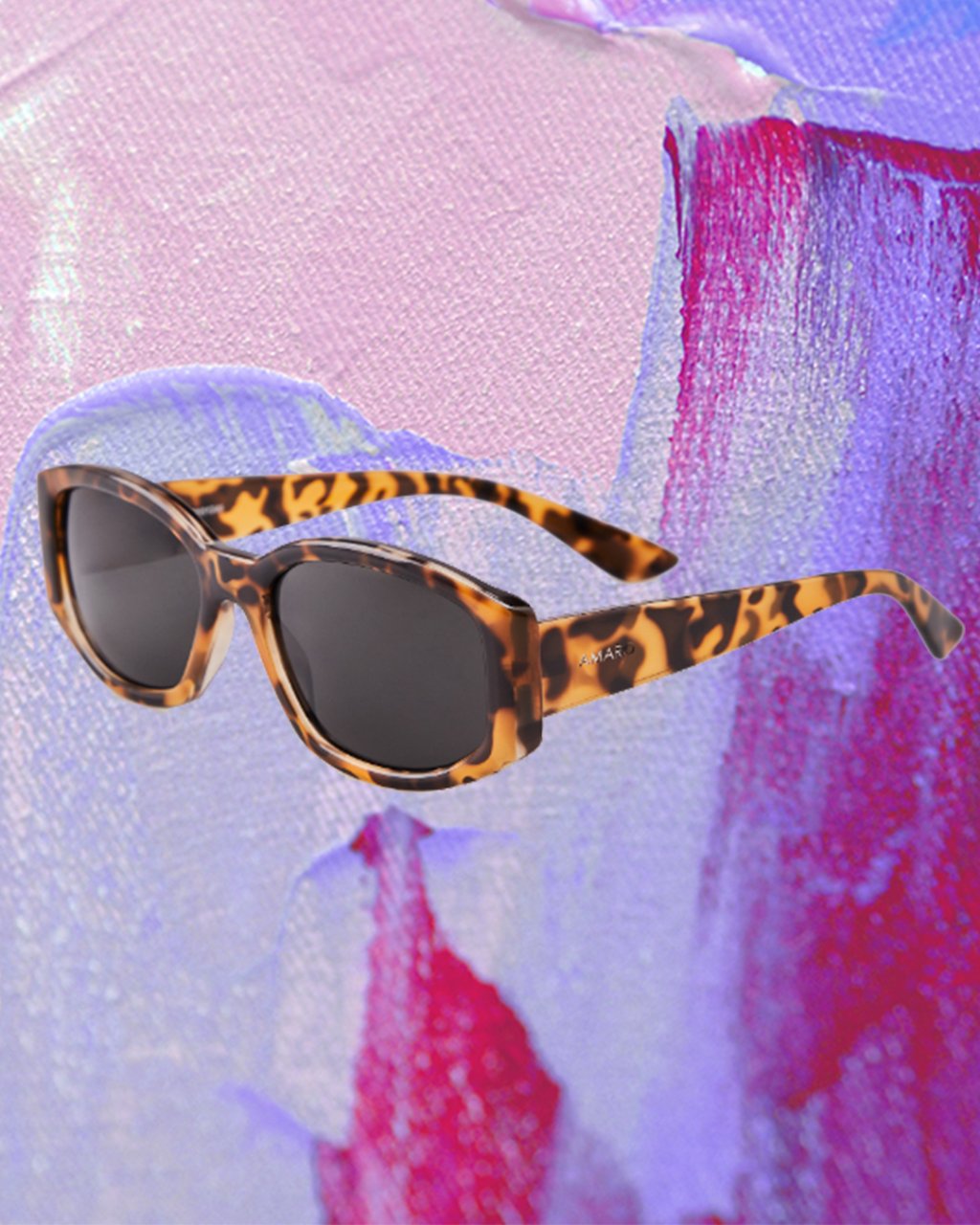 Montagem em fundo lilás e roxo com óculos de sol com estampa de tartaruga