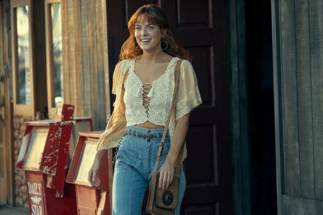 look-cinto-e-jeans-daisy-jones-and-the-six.jpg Look Daisy com cinto prata