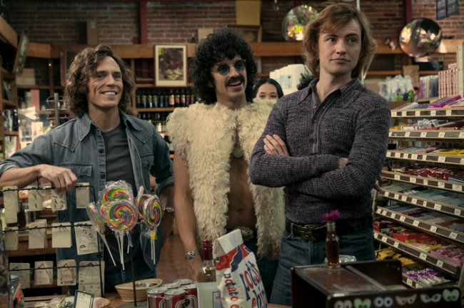 look-colete-de-daisy-jones-and-the-six Foto de uma cena de Daisy Jones and The Six dos personagens masculinos.