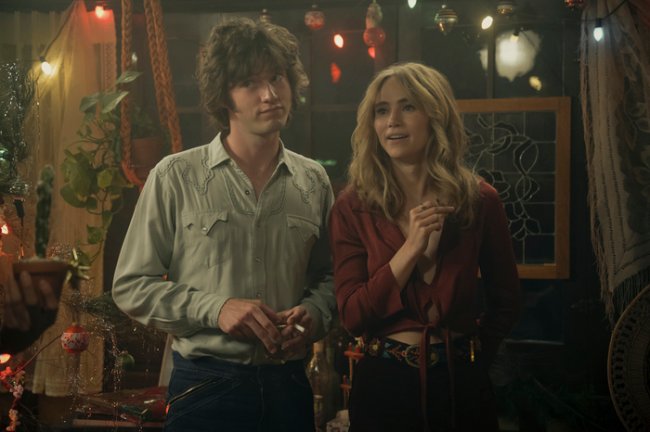 look-karen-cinto-daisy-jones-and-the-six.jpg Looks com cinto em Daisy Jones & The Six