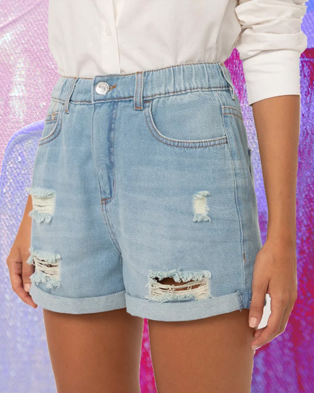 Montagem em fundo lilás e roxo com foto de short jeans