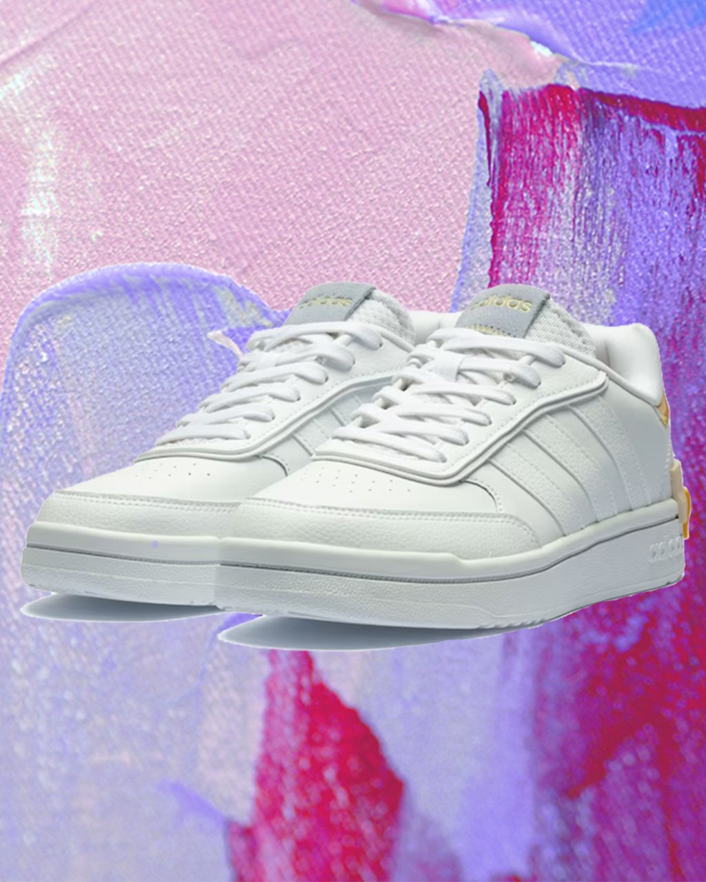 Montagem em fundo lilás e roxo com tênis branco da Adidas