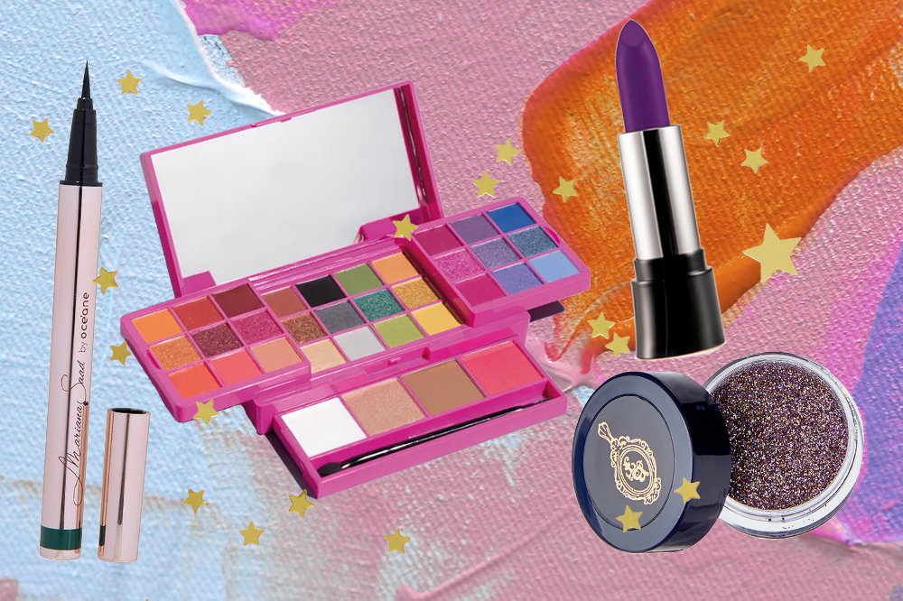 Montagem em fundo azul, rosa e laranja com quatro produtos de maquiagem para usar em festival de música: delineador, paleta de sombras, batom roxo e glitter lilás