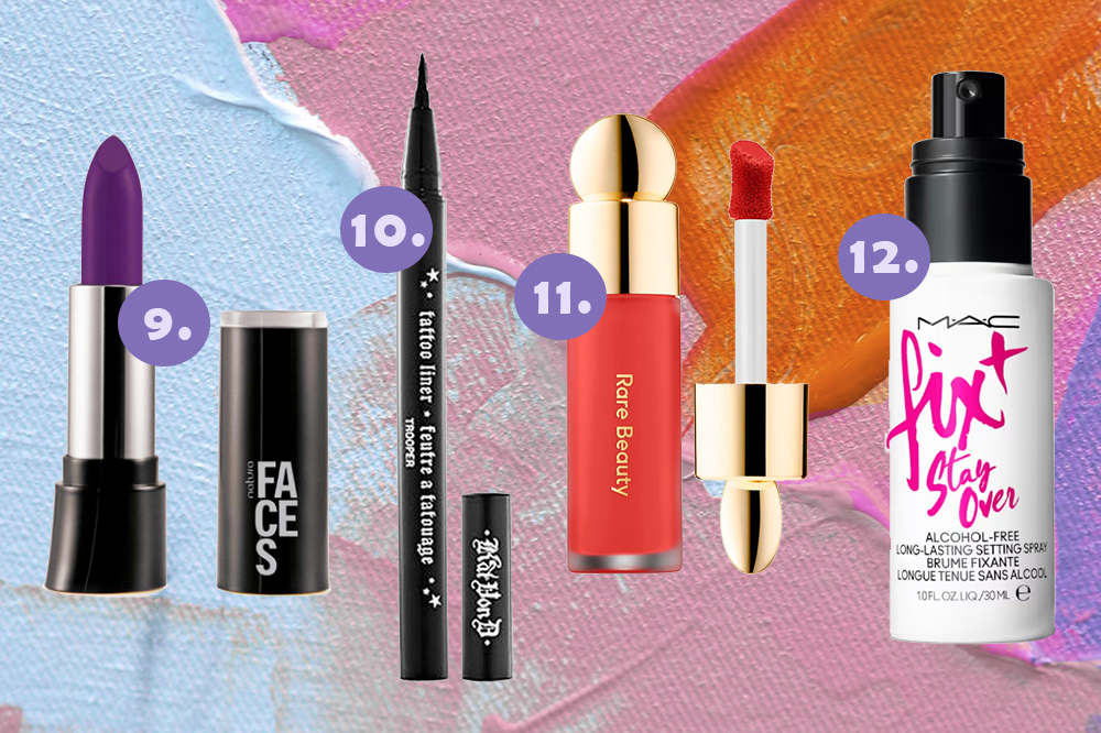 Montagem em fundo azul, rosa e laranja com quatro produtos de maquiagem para usar em festival de música: batom roxo, delineador preto, blush líquido e fixador em spray