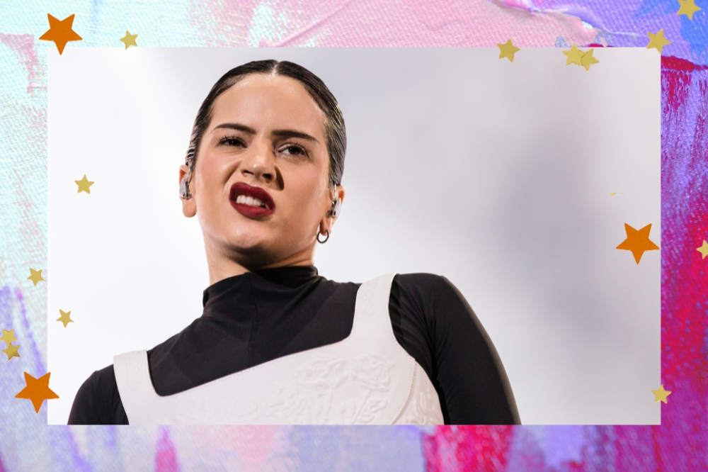 Montagem com o fundo colorido e detalhe de estrelas douradas nas bordas com a foto da cantora Rosalía se apresentando no Lollapalooza Brasil 2023 no centro.