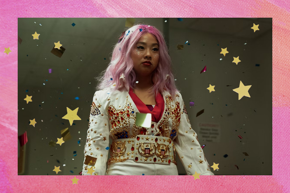 Cena de Jobu Tupaki (Stephanie Hsu) em Tudo em Todo o Lugar ao Mesmo Tempo; montagem em fundo rosa com estrelinhas douradas