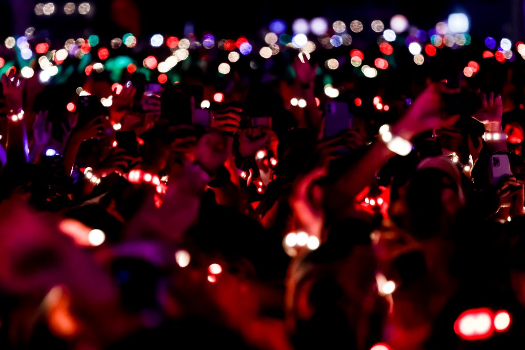 Pulseiras de LED no show do Coldplay no Rock in Rio Festival em 2022
