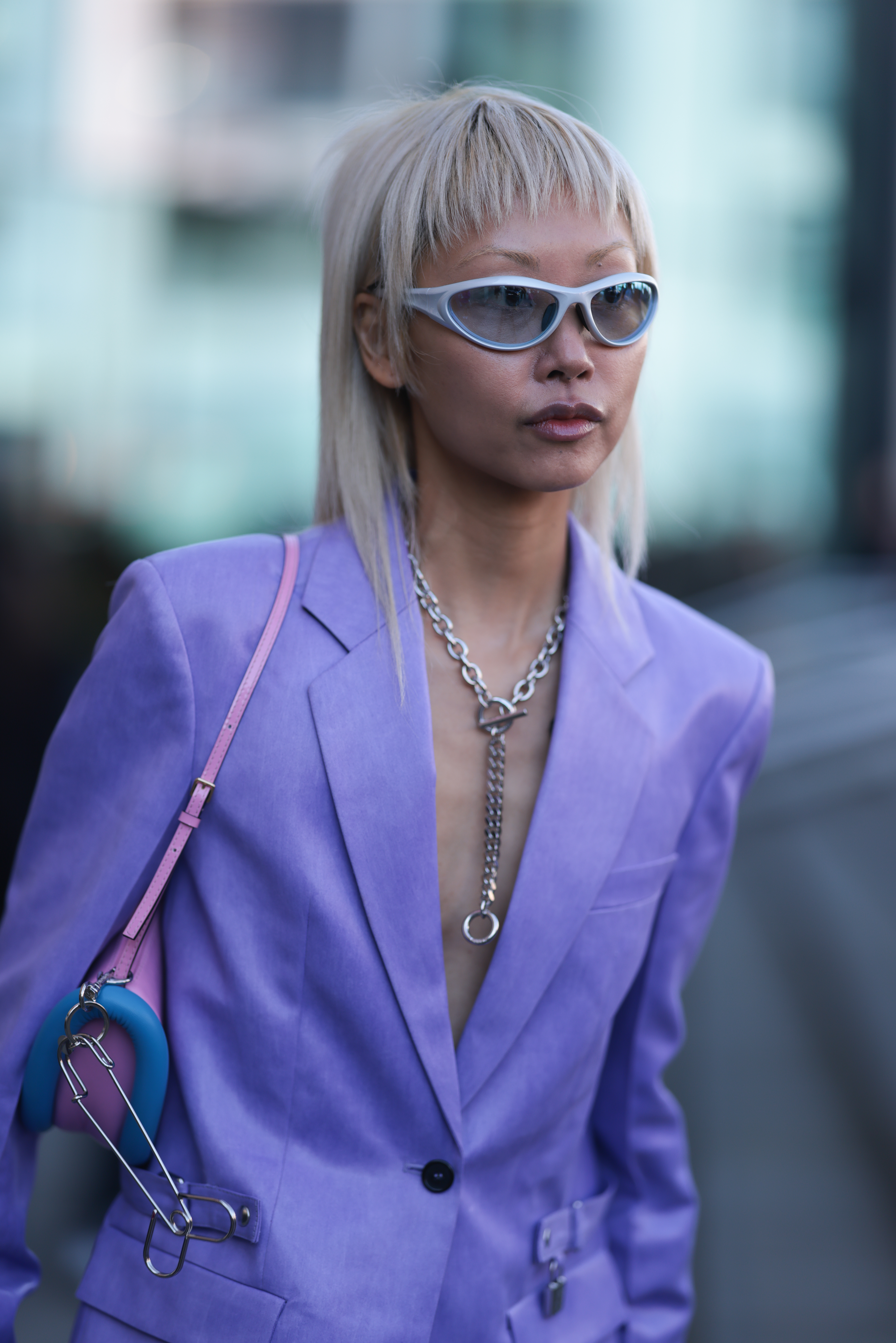 Vanessa Hong no street style da semana de moda de Londres em fevereiro de 2023 usando óculos de sol futurista e blazer lilás