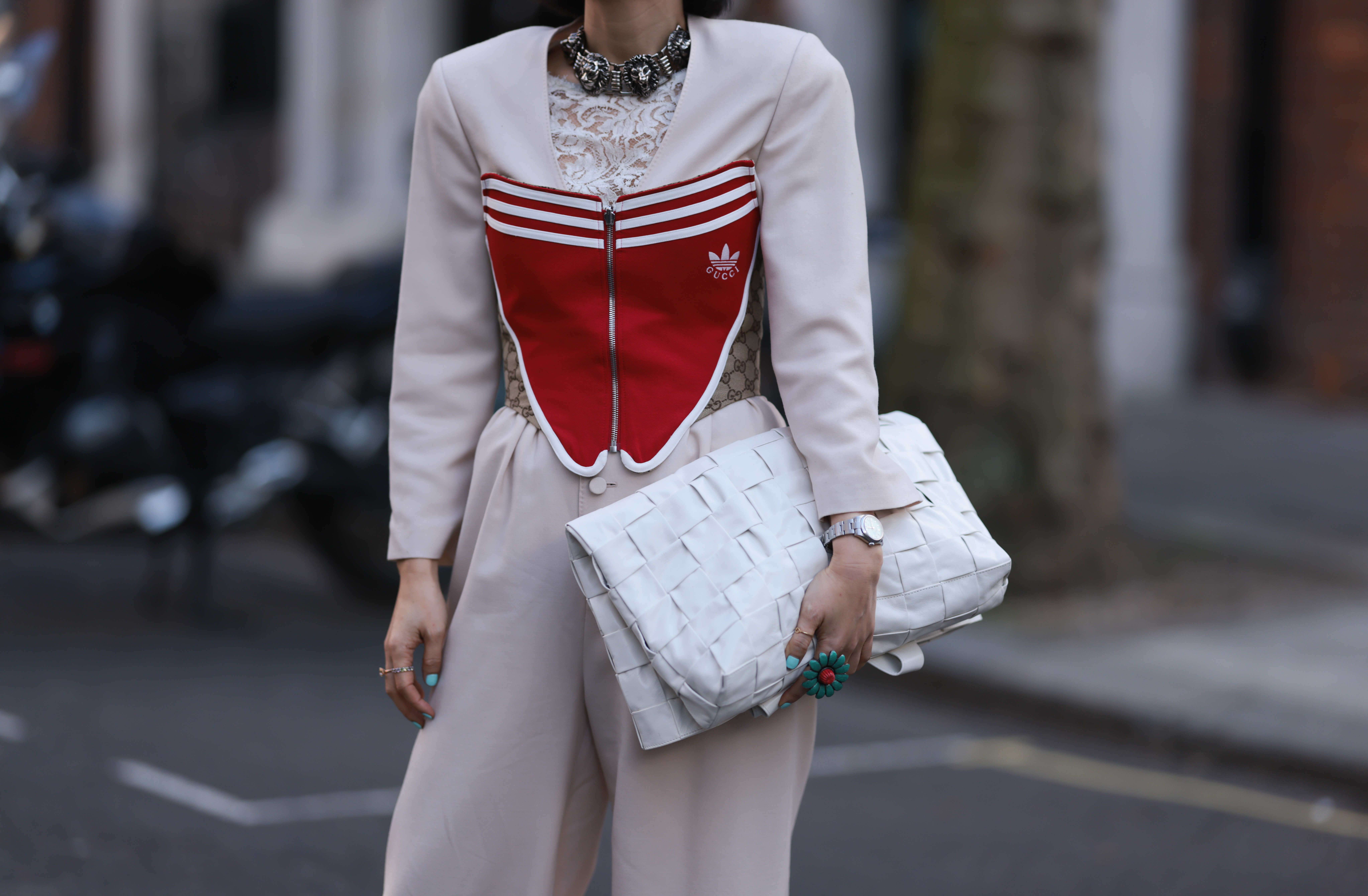 Street Style – LFW February 2023 Look com terninho nude e corset vermelho Adidas x Gucci no street style da semana de moda de Londres