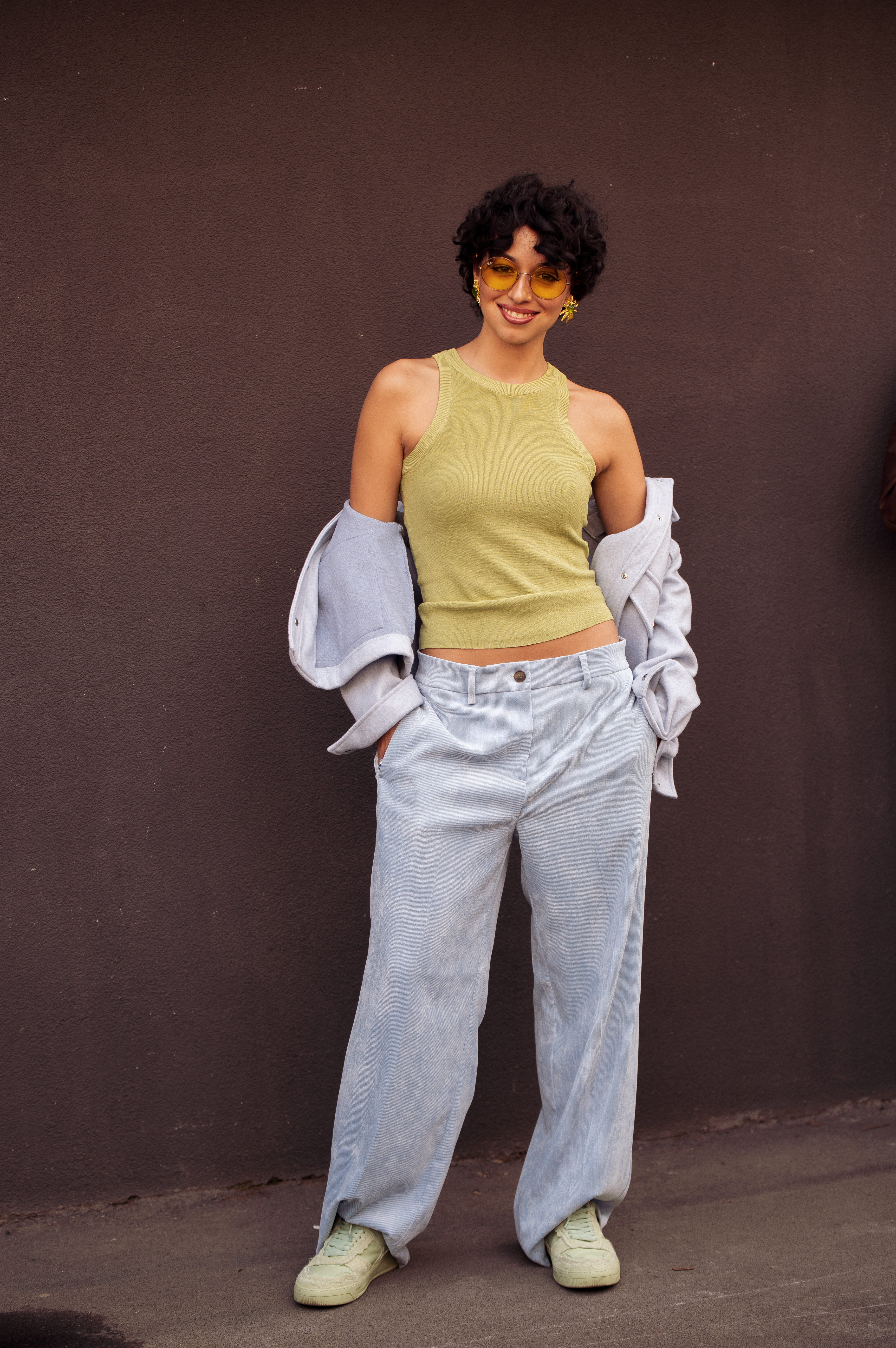 Look com regata e calça de cintura baixa no street style da semana de moda de Milão