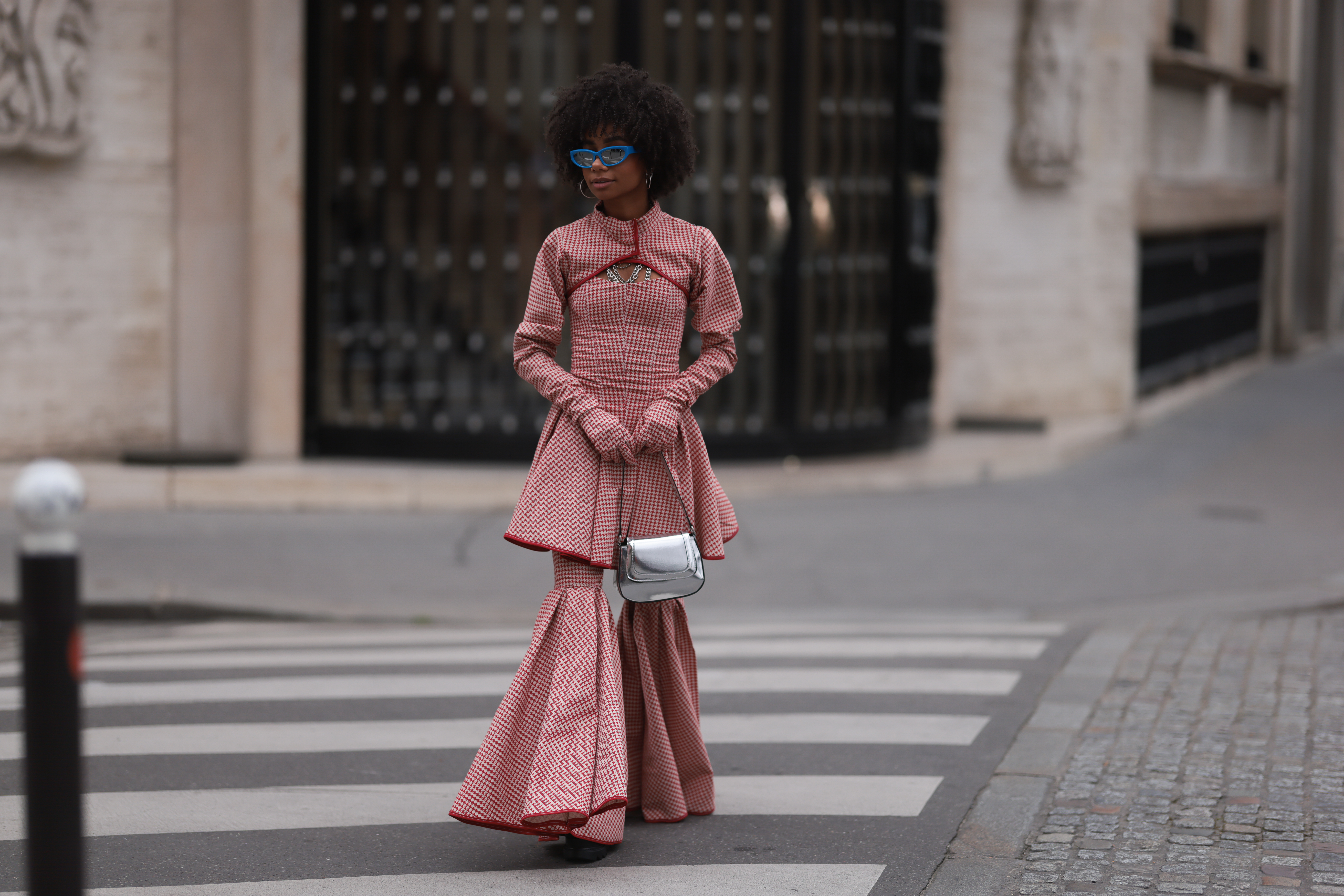 Look do street style da semana de moda de Paris com bolsa prata metalizada